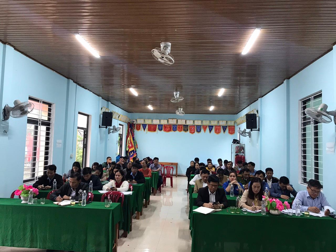 Đại biểu Hội đồng nhân dân huyện tiếp xúc cử tri tại xã Cam Chính